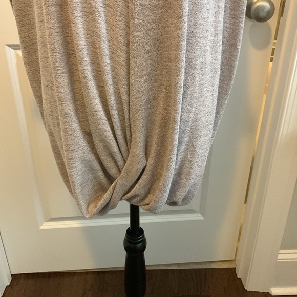 NWOT. Woman’s short sleeve cut out neckline top with twisted front hemline. - Picture 5 of 10